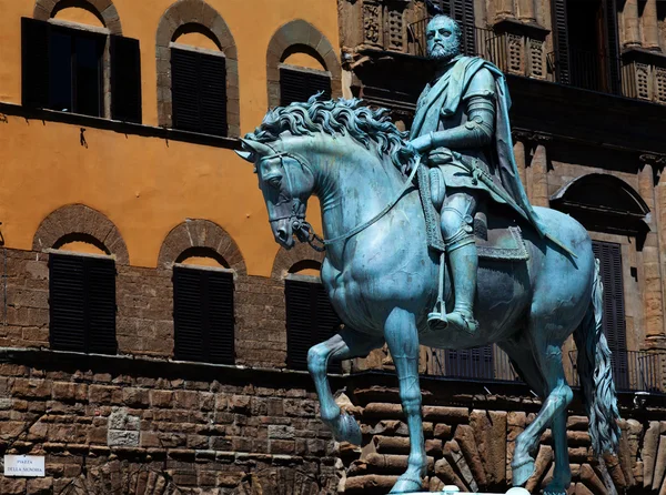 La estatua de bronce de Cosme I de — Foto de Stock