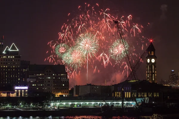 Das vierte Juli-Feuerwerk in New York City — Stockfoto