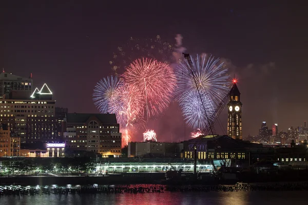 Das vierte Juli-Feuerwerk in New York City — Stockfoto