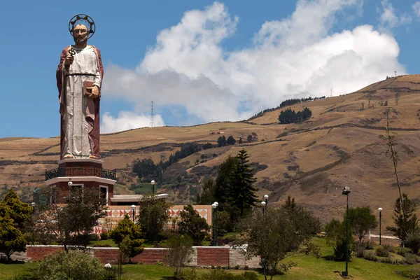 Denkmal für den heiligen peter in alausi, ecuador — Stockfoto