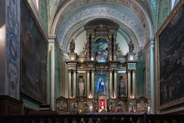 Altar de la iglesia católica en Quito, Ecuador — Foto de Stock