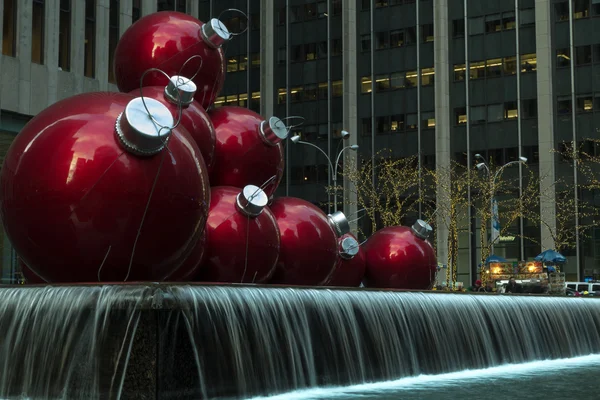 Ornamenti di Natale giganti a New York — Foto Stock