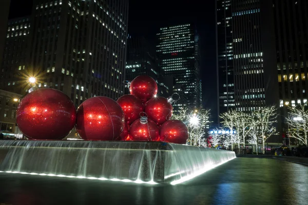 Riesen-Weihnachtsschmuck in Nyc — Stockfoto