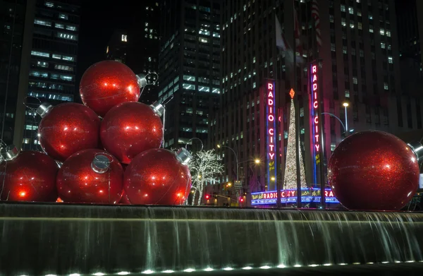 Giant Christmas ornaments in NYC — Stock Photo, Image