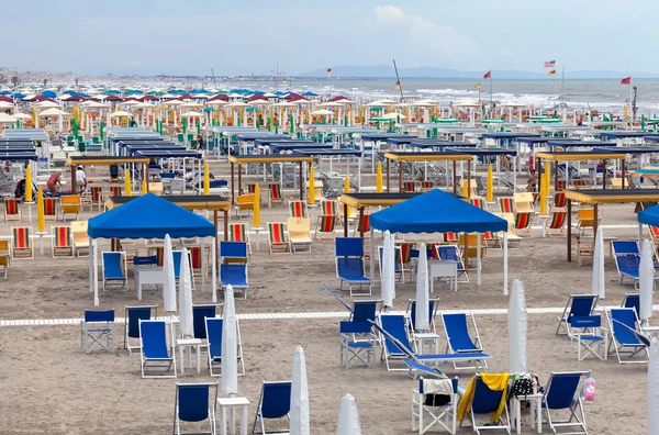 Weelderige Toscane strand met luxe apparatuur op 26 juni 2014 — Stockfoto