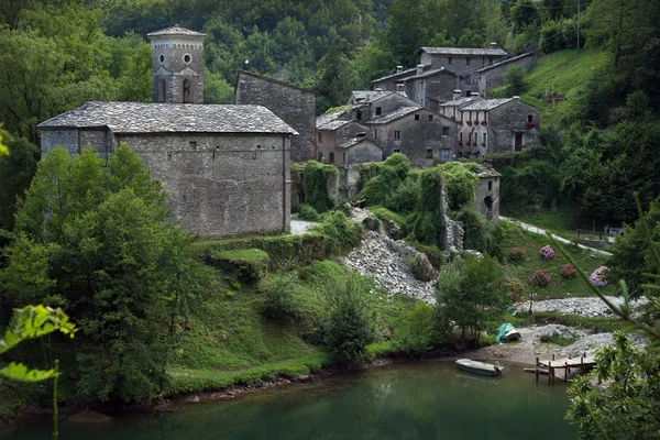 Średniowiecznej wiosce Isola santa znajduje się w w garfagnana, to — Zdjęcie stockowe
