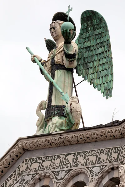Standbeeld van st. michael, Aartsengel — Stockfoto