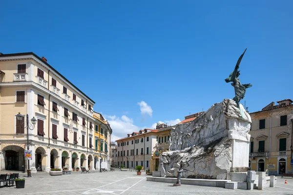 I. Dünya Savaşı Anıtı olarak düşmüş Sarzana, İtalya — Stok fotoğraf