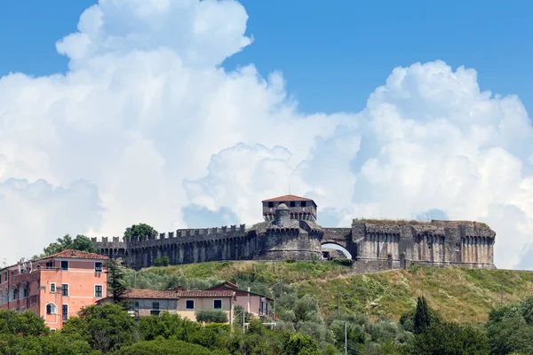 Fort van sarzanello in sarzana, Italië — Stockfoto