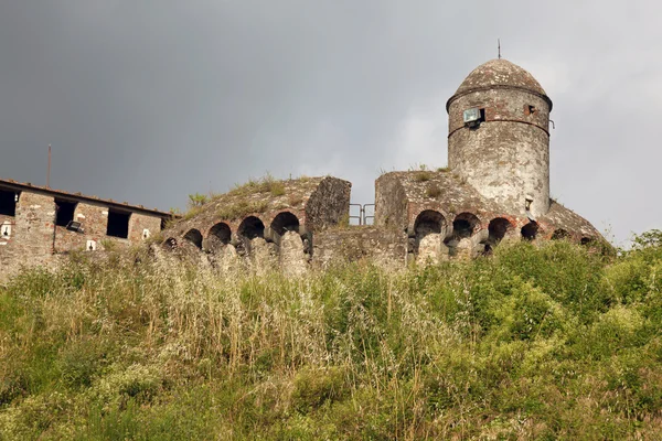 Sarzanello 在 sarzana，意大利的堡垒 — 图库照片