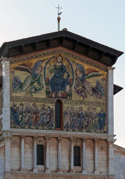 Mosaico na fachada da Basílica de San Frediano — Fotografia de Stock