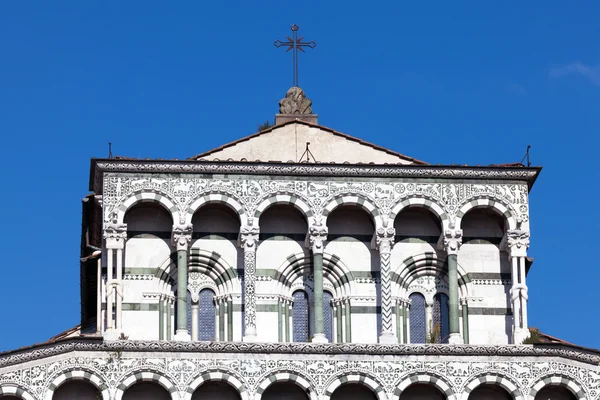 Details van de gevel van de kathedraal van san martino in lucca — Stockfoto