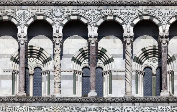Detalhes da fachada da Catedral de San Martino em Lucca — Fotografia de Stock