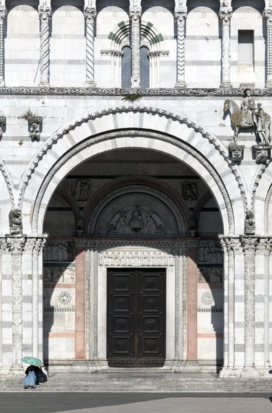 The main entrance to the San Martino Cathedral in Lucca — Stock Photo, Image