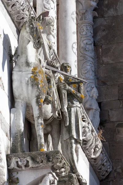 Сцена Святого Мартина, разделяющего пальто на две части — стоковое фото