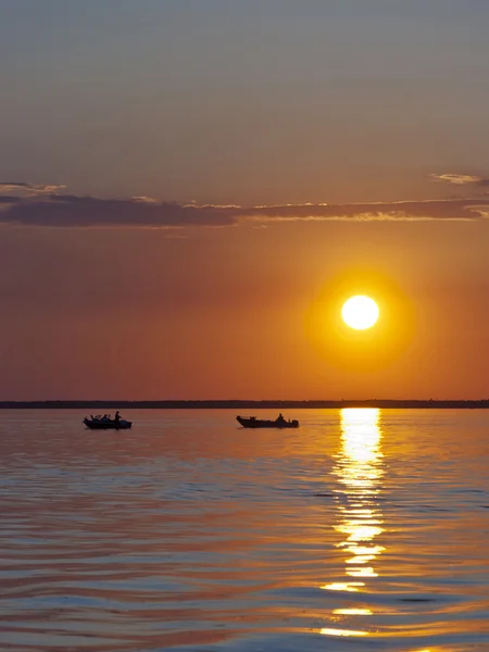 Puesta de sol sobre un lago — Foto de Stock