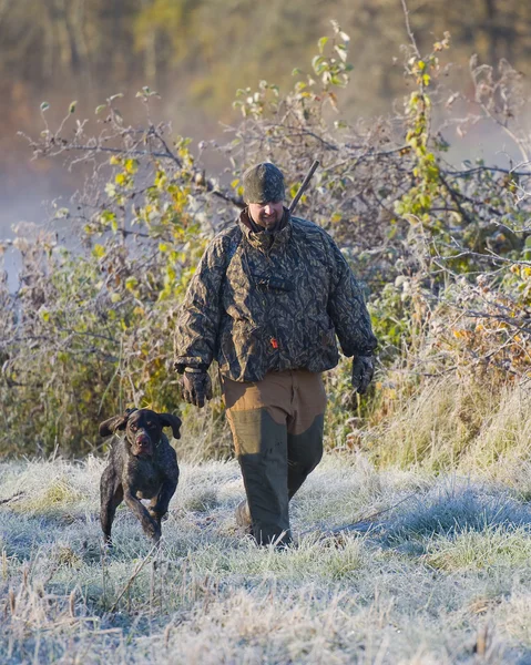 Duck hunter med sin hund — Stockfoto