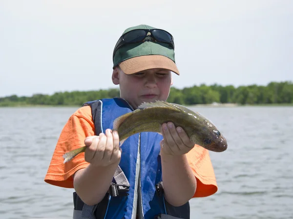 Rapaz com peixes escorregadios — Fotografia de Stock