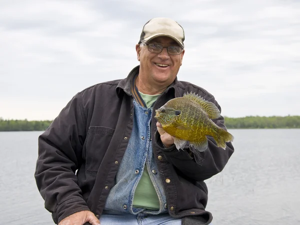 Pescador con pez luna grande — Foto de Stock