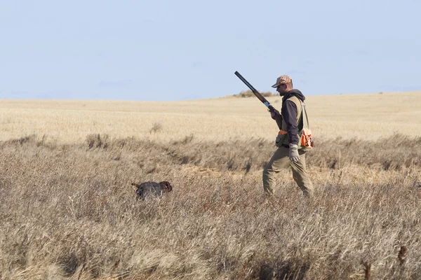 Jägare med sin hund — Stockfoto