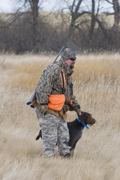 Jägare med sin hund — Stockfoto