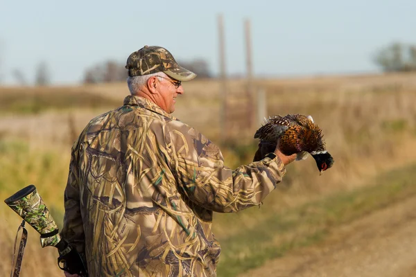 Охотник с фазаном — стоковое фото