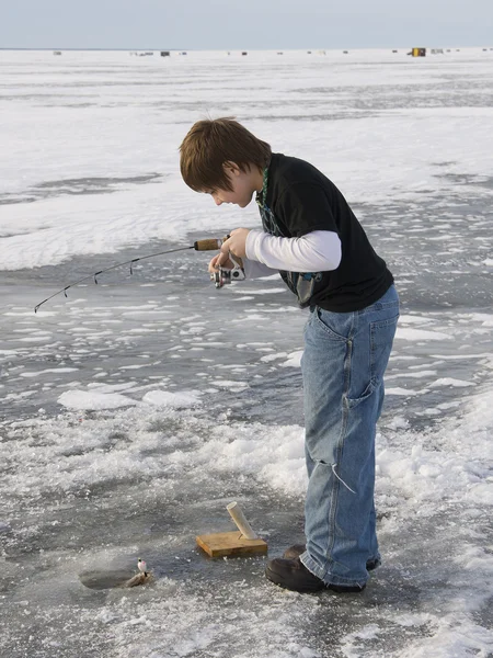 Ragazzo pesca — Foto Stock