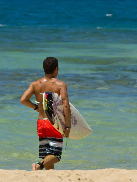 Человек занимается серфингом — стоковое фото