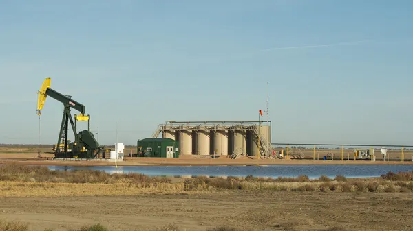 Oliebronnen in north dakota — Stockfoto
