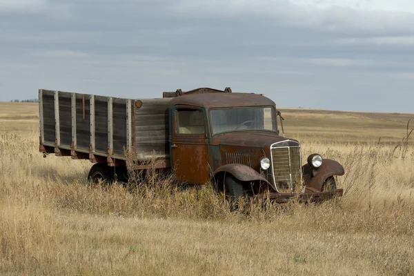 An old rusty farm truck — Stock Photo, Image