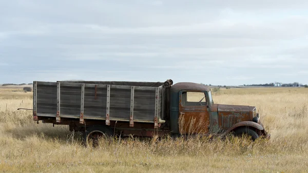 An old rusty farm truck — Stock Photo, Image