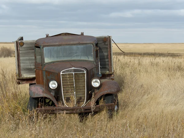 An old rusty farm truck — Stock Photo, Image