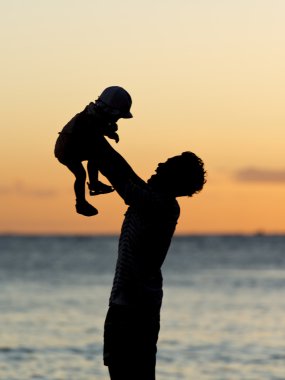 onun çocuğunu tutan adam