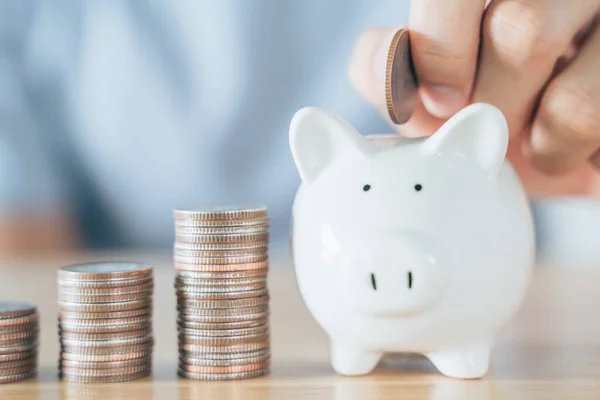 Primer Plano Mano Del Hombre Poniendo Moneda Dinero Alcancía Para —  Fotos de Stock