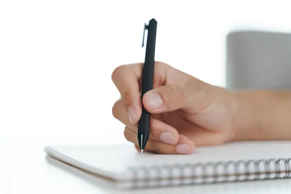 Zbliżenie Człowieka Ręcznie Zapisując Notatniku Notatnik Pomocą Długopisu Stole — Zdjęcie stockowe