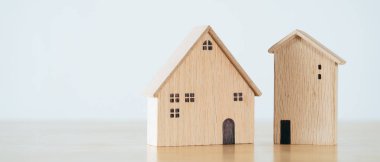 Tahta masadaki ahşap ev. ev satın almak, finansal plan ev kredisi kavramı