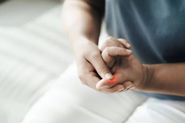 Mujer Que Sufre Dolor Las Manos Las Articulaciones Los Dedos —  Fotos de Stock