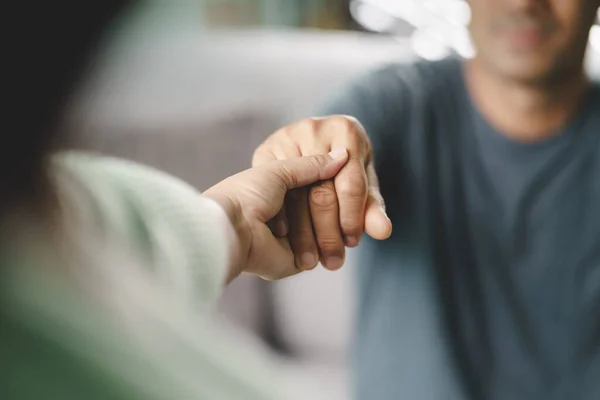 Amici Familiari Che Siedono Tengono Mano Durante Tifo Fino All — Foto Stock