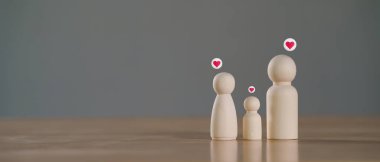 Ahşap figürler aile üyelerinin tahta masayı, aile bağını, aile evini, koruyucu aileyi, evsizlere yardım konseptini, aile ruhsal sağlığını, uluslararası aile gününü temsil ediyor.