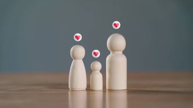 Ahşap figürler aile üyelerinin tahta masayı, aile bağını, aile evini, koruyucu aileyi, evsizlere yardım konseptini, aile ruhsal sağlığını, uluslararası aile gününü temsil ediyor.
