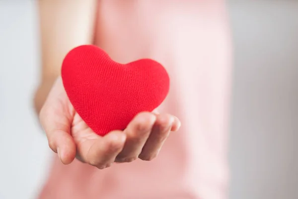 Mujer Con Corazón Rojo Amor Seguro Salud Donación Feliz Voluntario — Foto de Stock