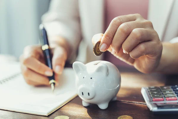 Primer Plano Mano Mujer Negocios Poniendo Moneda Alcancía Para Ahorrar — Foto de Stock