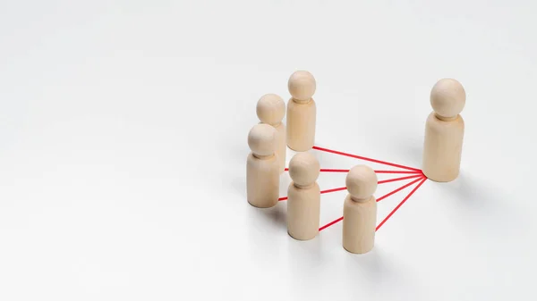 木制挂钩娃娃与白色背景上的红线连接在一起 团队合作 人力资源管理 — 图库照片
