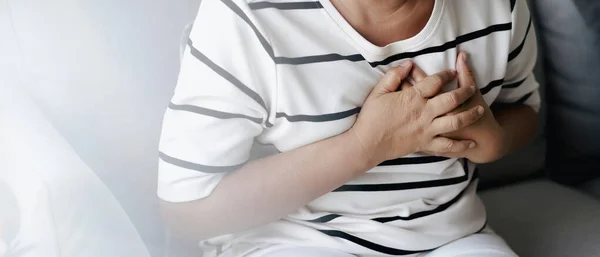 Närbild Asiatisk Kvinna Som Har Hjärtinfarkt Kvinnan Rör Vid Bröstet — Stockfoto