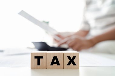 Kadınlar yıllık vergileri, aylık giderleri hesap makinesiyle ve bireysel vergi iadesi formunu doldurarak hesaplıyor. Vergi ve Bütçe Planlama Konsepti Ödeme Sezonu. 