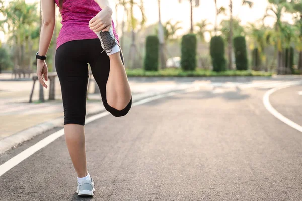 Mujer Joven Estirándose Antes Correr Deportiva Preparándose Para Correr Parque — Foto de Stock