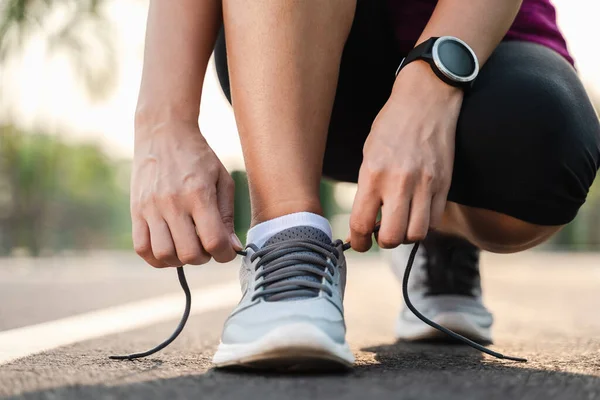 Primer Plano Joven Corredora Atándose Los Cordones Concepto Salud Estado — Foto de Stock