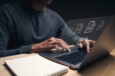 Sanal ekranda simgelerle belge yönetimi kavramı. Belge Yönetim Sistemi (DMS), ERP