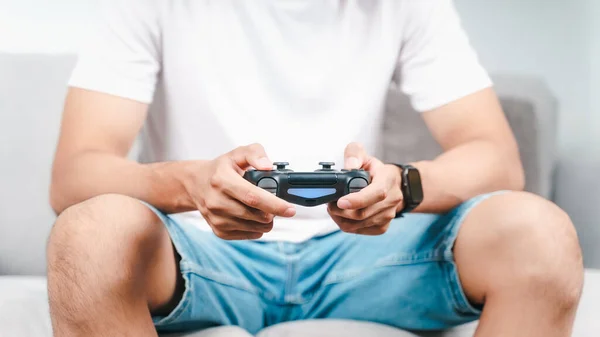Aufgeregte Junge Hübsche Mann Mit Steuerknüppel Controller Videospiel Sitzend Auf — Stockfoto