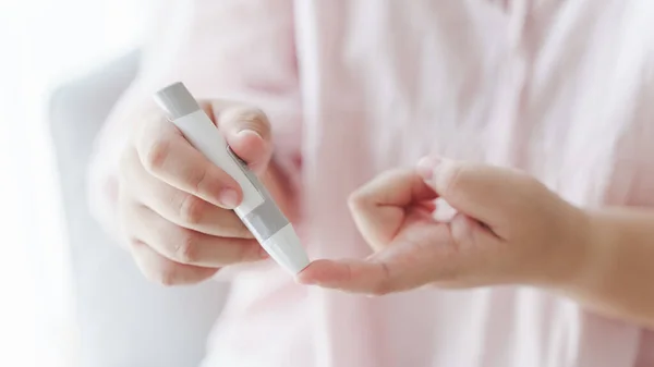 Asian Woman Using Lancet Finger Checking Blood Sugar Level Glucose — Stock Photo, Image